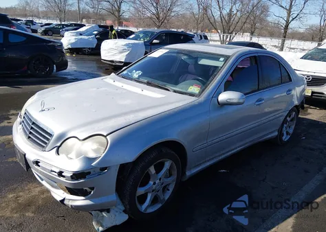 2007 Mercedes-Benz C 230 Sport z USA, uszkodzony, nr VIN WDBRF52H77F878083